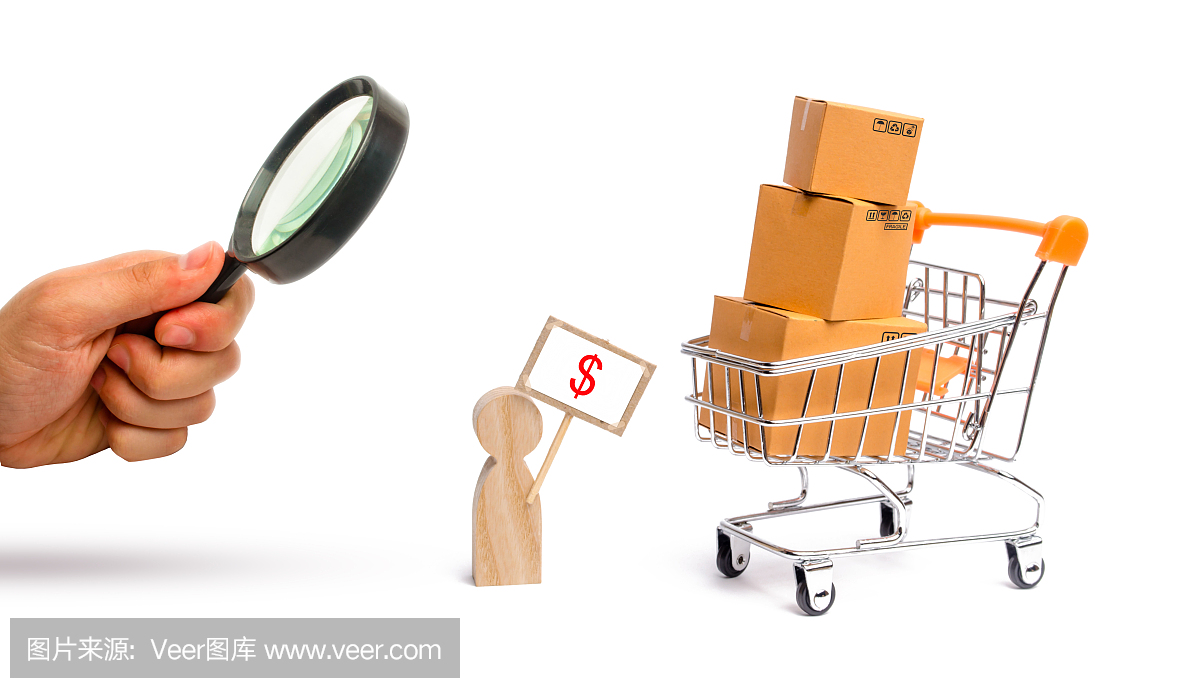 一個拿著放大鏡在看海報的男人在賣商品。裝著箱子和貨物的超市手推車。商業和貿易的概念,產品的銷售和購買,網上購物
